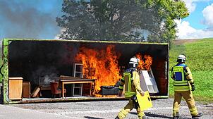Die Feuerwehr Weilheim demonstriert den interessierten Besuchern eindrücklich die Löschung eines Zimmerbrands. Fotos: Bettina Ebi