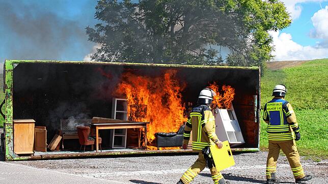 Die Feuerwehr Weilheim demonstriert den interessierten Besuchern eindrücklich die Löschung eines Zimmerbrands. Fotos: Bettina Ebi