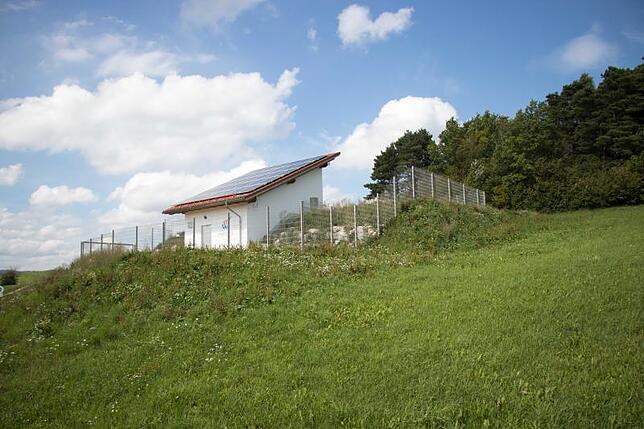 Der 600 Kubikmeter Wasser fassende Hochbehälter am Gupfen direkt an der B 500 in der Nähe von Bannholz. Er wurde 2016 eingeweiht.