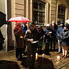 Trotz des eher unwirtlichen Wetters versammelten sich etwa 40 Menschen auf dem Münsterplatz um gemeinsam der deportierten und in der ...