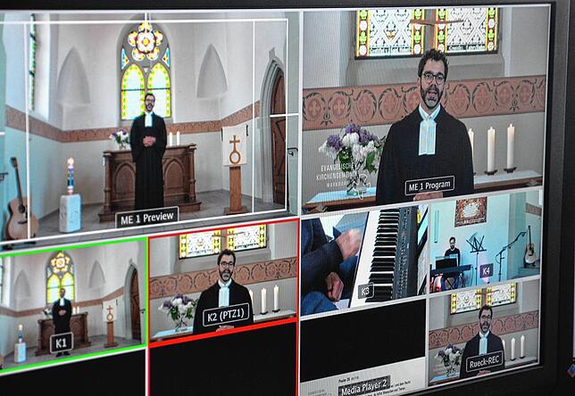 Blick auf den Moitor mit seinen verschiedenen Kamera-Perspektiven während des Gottesdienstes.