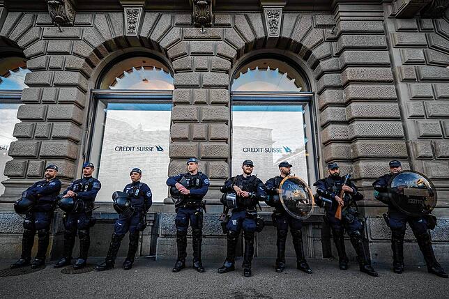 Polizisten bewachen die Credit Suisse in Zürich. Kommt da noch was nach?