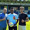 Mohamed Karaki, Sportlicher Leiter des SC Konstanz-Wollmatingen (von links), Neuzugang Austyn Adebayo Adefeyiju und Trainer Adel Grimm.