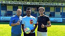 Mohamed Karaki, Sportlicher Leiter des SC Konstanz-Wollmatingen (von links), Neuzugang Austyn Adebayo Adefeyiju und Trainer Adel Grimm.