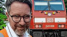 Trainfluencer Peterle Sky vor einer Lok der Baureihe 245.