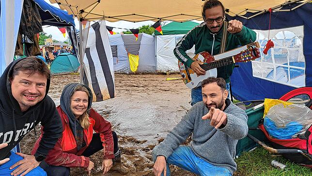 Veikko, Anika, Christian und Julien (von links) in ihrem Camp auf dem Grüner-Wohnen-Zeltplatz. Sie trotzen dem Wetter auch am letzten ...