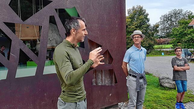 Begrüßung zur gemeinsamen Aktion: Affenberg-Direktor Roland Hilgartner und Redaktions-Leiter Stefan Hilser heißen die Nachwuchsforscher ...
