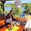 Von der Terrasse aus kann man den Blick auf den Kirnbergsee genießen.