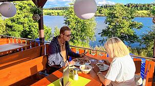 Von der Terrasse aus kann man den Blick auf den Kirnbergsee genießen.