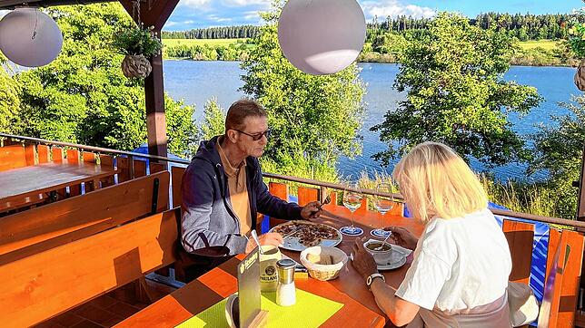 Von der Terrasse aus kann man den Blick auf den Kirnbergsee genießen.
