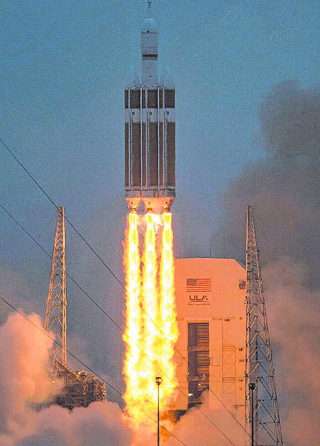 Die Raumkapsel Orion hebt an der Spitze einer Delta-IV-Rakete ab.