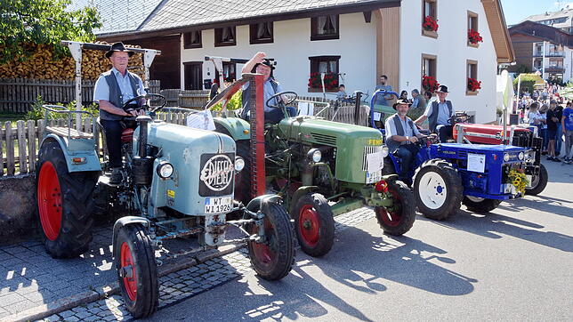 Ganz schön prächtig:  Der Zapfwellenverein besuchte am Samstag mit 32 Oldtimertraktoren die Schlemmermeile (von links): die Mitglieder ...