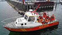 Jürgen Schreiber, Simon Zachenbacher, Benjamin Kohler und Mareike Maier üben mit dem DLRG-Rettungsboot Philipp Hund vor dem ...