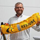 Der DLRG-Vorsitzende Clemens Menge zeigt ein Restube – hier im aufgeblasenen Zustand. Ertrinkende oder Retter können sich im ...