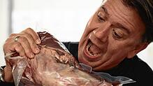 Hincooker Andi Schuler hat es auf diesen Bug abgesehen. Das Fleisch der Schulter ist sehr mit Bindegewebe durchwachsen und mit Sehnen ...