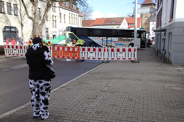 Auch die Vöhrenbacher Straße ist mit schweren Fahrzeugen blockiert.
