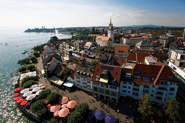 Die Lage am Bodensee zieht Touristen wie Einheimische gleichermaßen in die Friedrichshafener Innenstadt.