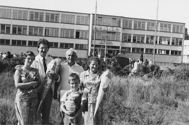 Gruppenbild mit Plattenbau: Stolz zeigt sich der ABC-Schütze Jörg (Mitte) mit Eltern und Großeltern. Sie tragen ihm die Schultüten, von ...