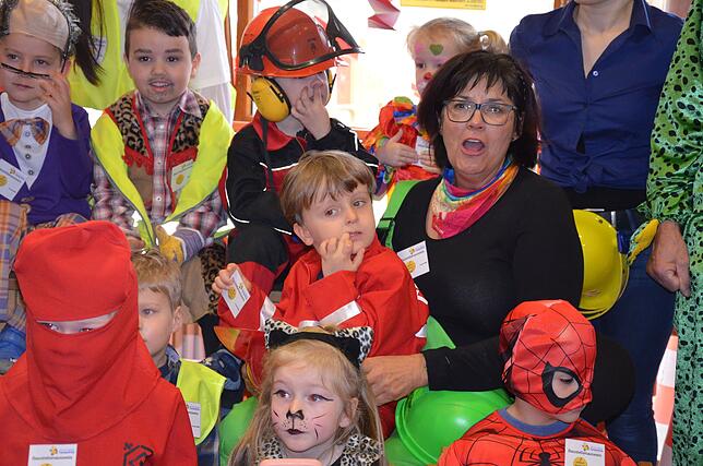Viele der Kinder und die Erzieherinnen sind als Bauarbeiter verkleidet.