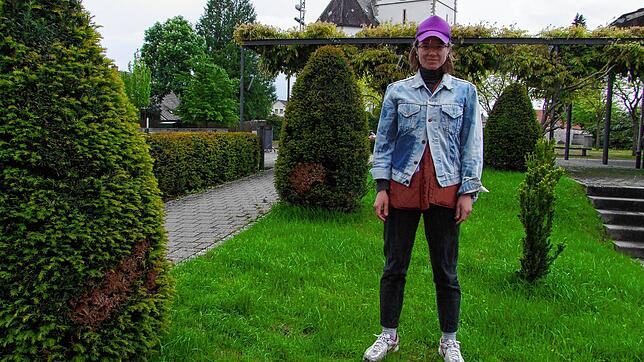 Thujas und andere Nadelbäume, wie hier auf dem Rathausplatz, fallen im Alltag kaum noch auf. Natalie Obert, eine der teilnehmenden ...