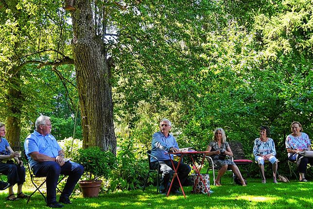 Arnold Stadler bei der Lesung unter seinem alten, geliebten Birnbaum. Auch der Sauldorfer Bürgermeister Wolfgang Sigrist (2. von links) ...