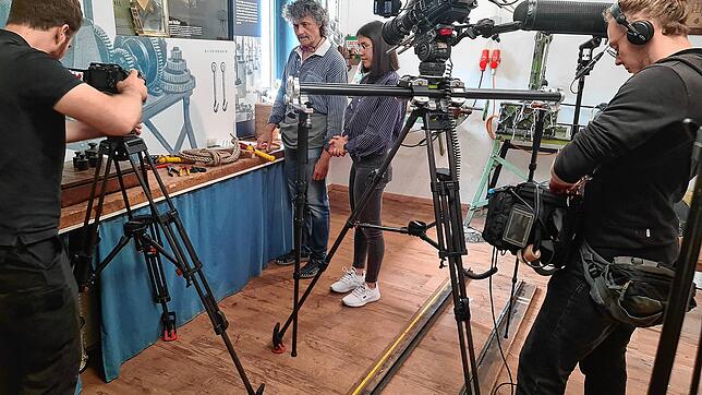 Ein Foto von den Dreharbeiten bei der Seilerei Muffler in Stockach. Auf dem Bild von links: Kameramann Dirk Schwarz, Seilermeister ...