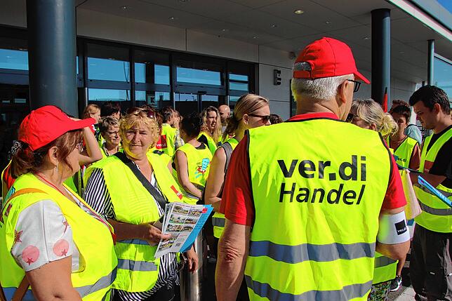 Finanziell nicht auf Rosen gebettet sind viele Mitarbeiter im Einzelhandel, die Inflation nagt am Einkommen. Die Gewerkschaft fordert 15 ...