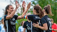 Freude über Ligaverbleib: Karlien Tits, Anna-Lisa Butowski und Stefanie Meisch (von links) dürfen sich über den nachträglichen Verbleib ...