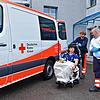 Krankentransport des DRK Donaueschingen: Rettungshelfer Jonas Neumann (rechts) und Rettungssanitäter Emil Altenburger (links) betreuen ...
