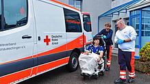 Krankentransport des DRK Donaueschingen: Rettungshelfer Jonas Neumann (rechts) und Rettungssanitäter Emil Altenburger (links) betreuen ...