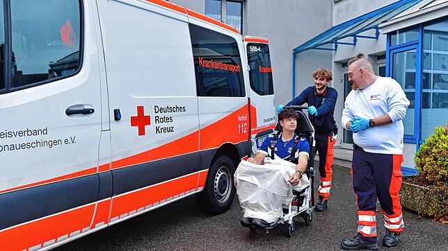 Krankentransport des DRK Donaueschingen: Rettungshelfer Jonas Neumann (rechts) und Rettungssanitäter Emil Altenburger (links) betreuen ...