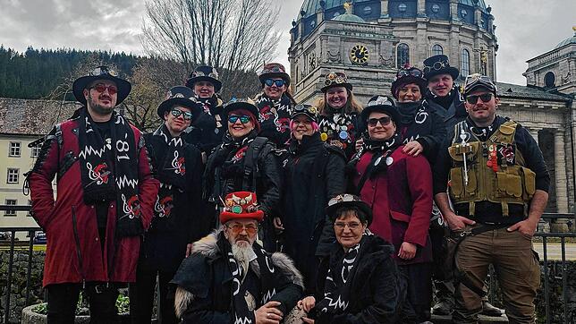 Die Guggis ‚81 beim Ausflug nach Sankt Blasien im Steampunk-Kostüm. Bilder: Verein