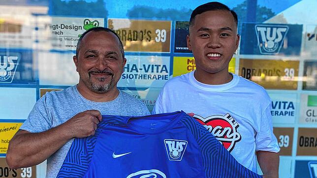 Verstärkung: Sportchef Franco Viteritti (links) freut sich, dass sich der bewährte Abwehrspieler Max Le vom VfB Waldshut dem TuS Stetten ...