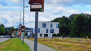 An der Franz-Xaver-Heilig-Straße in Pfullendorf hängen an fast jeder Straßenlaterne Plakate.