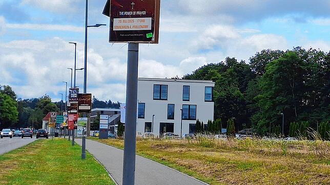 An der Franz-Xaver-Heilig-Straße in Pfullendorf hängen an fast jeder Straßenlaterne Plakate.