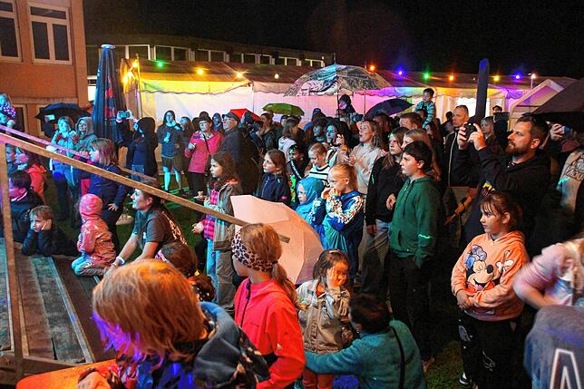 Bild 18: Besucher feiern trotz Regen auf 34. Walder Dorffest