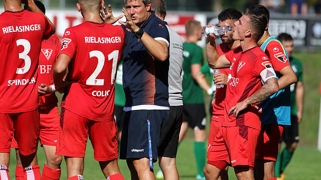 Hoffnung bis zuletzt: Trainer Michael Schilling und der 1. FC Rielasingen-Arlen haben nach wie vor die Chance auf eine sportliche ...