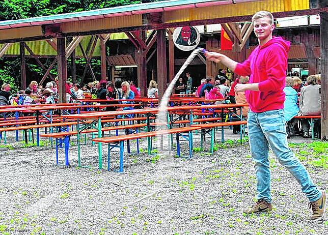 Klepfen nicht nur zur Fasnet: Die Schanzelzunft wie hier Dominik Breier sorgen auch wie fast alle anderen Villinger Fastnachtsvereine im ...