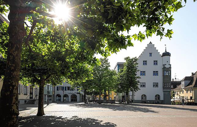Zentraler Ort in Radolfzell: Der Marktplatz mit Österreichischem Schlösschen, in dem die Stadtbibliothek untergebracht ist.