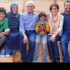Der älteste Sohn Bassou Younes, Schulgründerin Stefanie Tapal-Mouzon, ihr Vater Vladimir, Sohn Aaddi Yaaqoub, Mutter Bärbel, ihr Mann ...