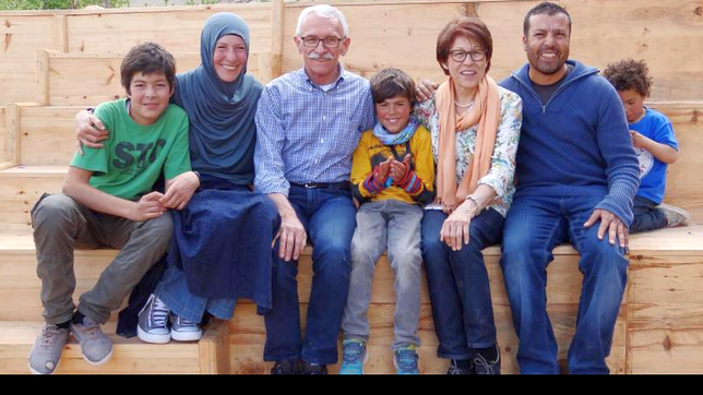 Der älteste Sohn Bassou Younes, Schulgründerin Stefanie Tapal-Mouzon, ihr Vater Vladimir, Sohn Aaddi Yaaqoub, Mutter Bärbel, ihr Mann ...