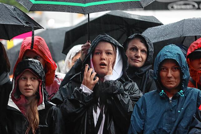 Bild 27: Regenfeste Wincent-Weiss-Fans in Salem