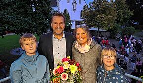 Glücklich nach der Wiederwahl: Ralf Meßmer mit seiner Frau Sabine und den beiden gemeinsamen Kindern Henri und Clara.