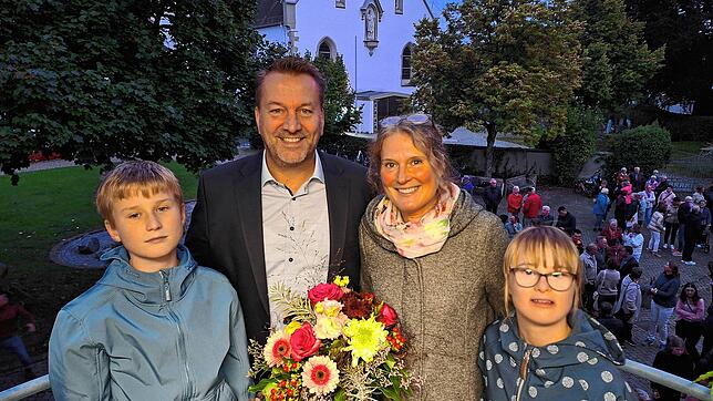 Glücklich nach der Wiederwahl: Ralf Meßmer mit seiner Frau Sabine und den beiden gemeinsamen Kindern Henri und Clara.