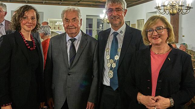Gratulanten: Kommunaldezernentin Caren-Denise Sigg (Landratsamt), der neue Ehrenbürger Helmut Huber, Bürgermeister Michael Thater und ...