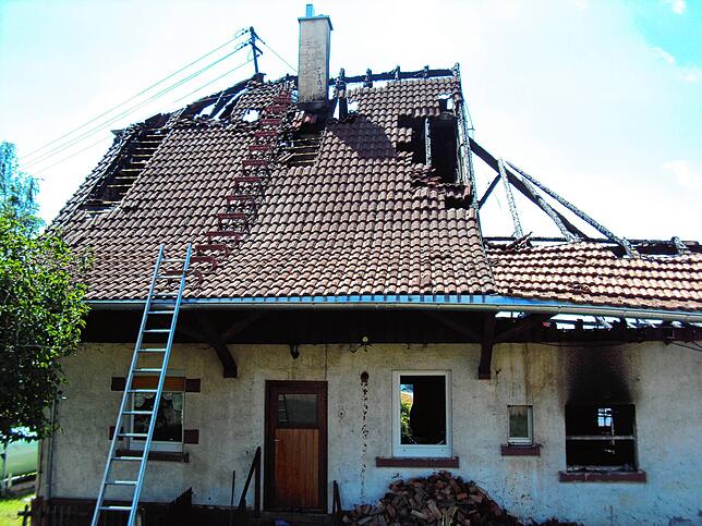 Das Feuer trifft den Dachstuhl des Wohnhauses mit ganzer Wucht.