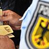 Ein Beamter der Bundespolizei bei einer Dokumentensichtung (Archivbild).
