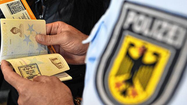 Ein Beamter der Bundespolizei bei einer Dokumentensichtung (Archivbild).