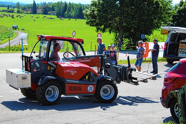 Bild 3: Aufbauarbeiten zum 11. Höchenschwander Strohskulpturen-Wettbewerb mit Bauernmarkt in Höchenschwand