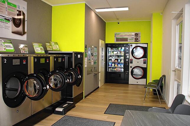 Der Waschsalon hat vier kleine, eine große Waschmaschine, zwei Trockner und einen Snackautomaten.